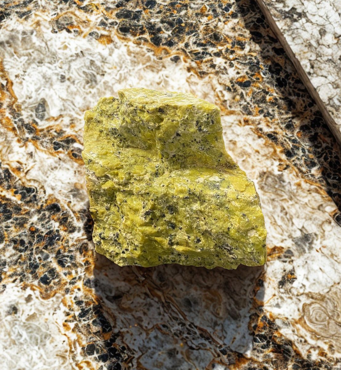 Lizarditt Norsk Jade Råstein 1015gram - Kun 1 eksemplar