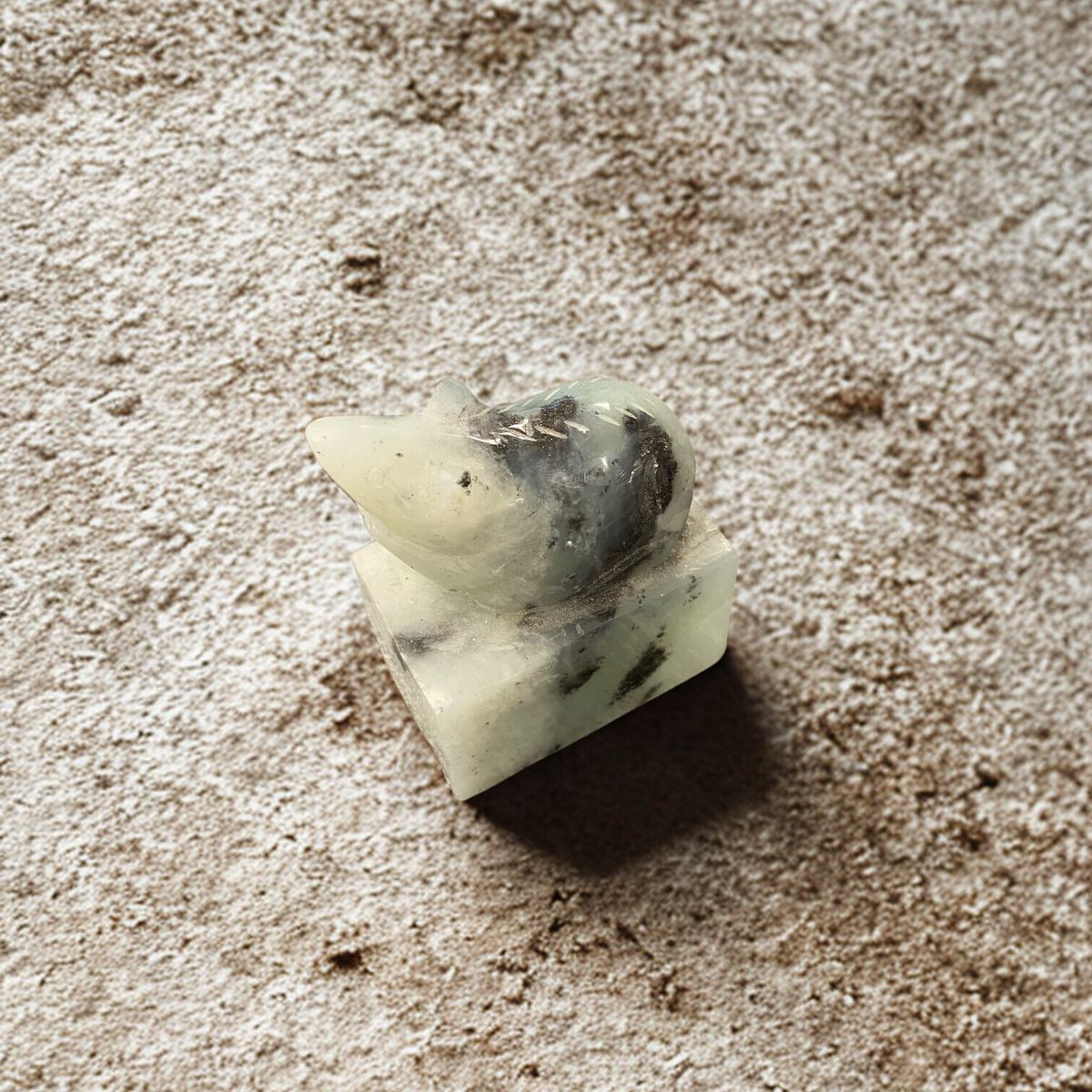 Utskjært Rotte på Sokkel Burma Jade 175gram